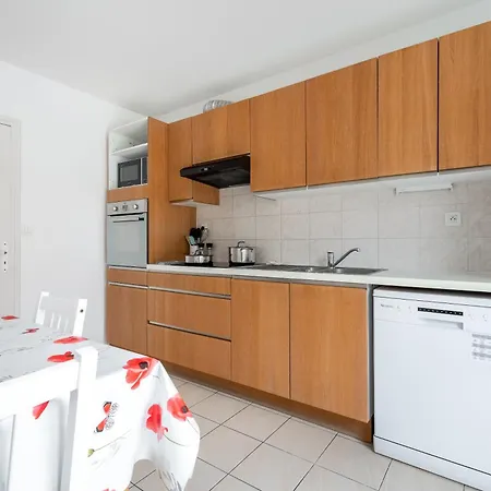 Maison Familiale Avec Jardin - 5 *